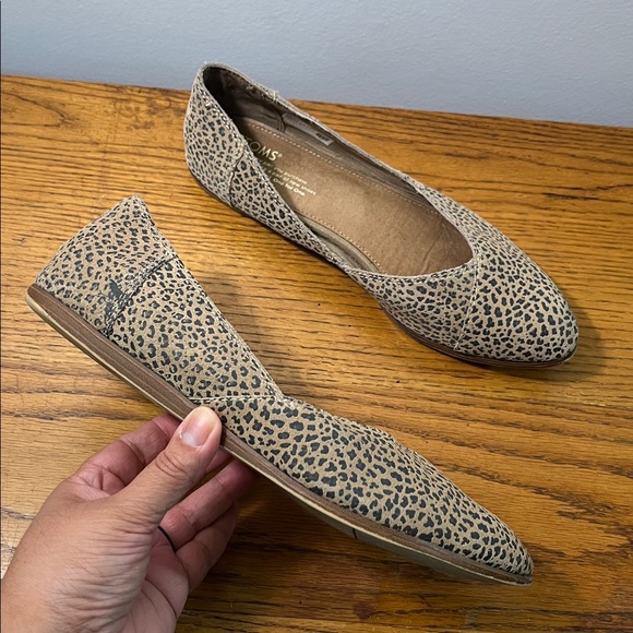 TOMS Jutti Suede Flat Tan Animal Print Cheetah Leopard Pointed Toe Flats Sz 10 - Picture 1 of 13